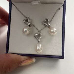 Set of freshwater pearl earrings and necklace